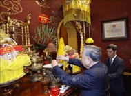 Party chief offers incense in tribute to kings, President Ho Chi Minh